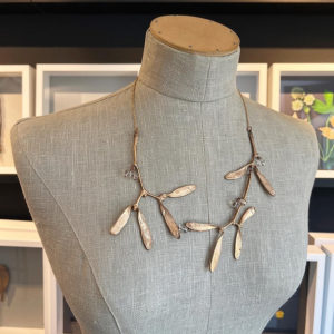 COLLIER GUI & PERLES EN CRISTAL DE ROCHE – Image 4